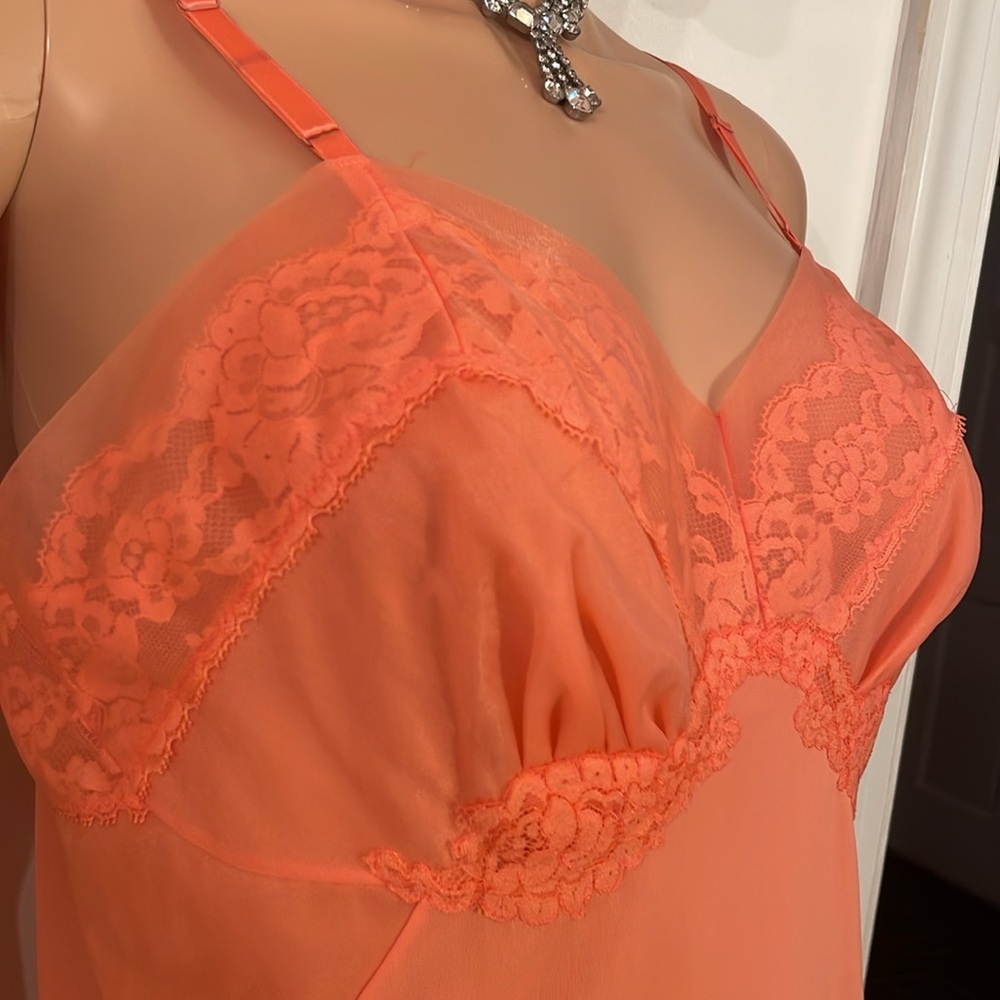 Vintage VANITY FAIR pale peach lace TRICOT slip. Size 34 (size small) - Picture 2 of 14